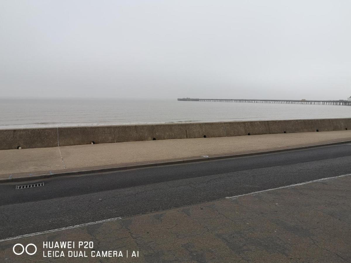 Lovely 2-Bed Caravan In Walton On The Naze Buitenkant foto