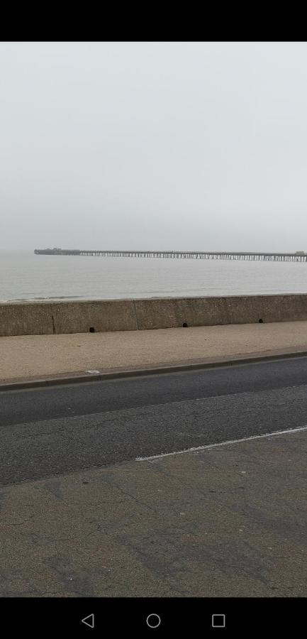 Lovely 2-Bed Caravan In Walton On The Naze Buitenkant foto