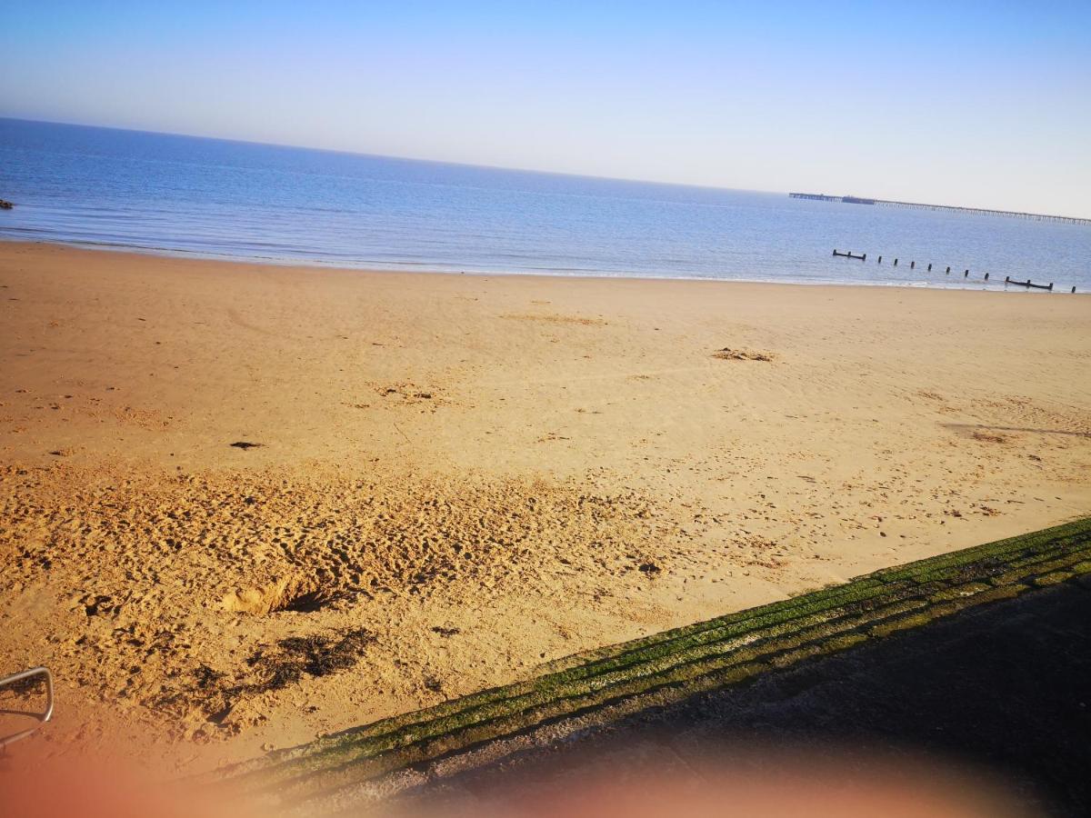 Lovely 2-Bed Caravan In Walton On The Naze Buitenkant foto