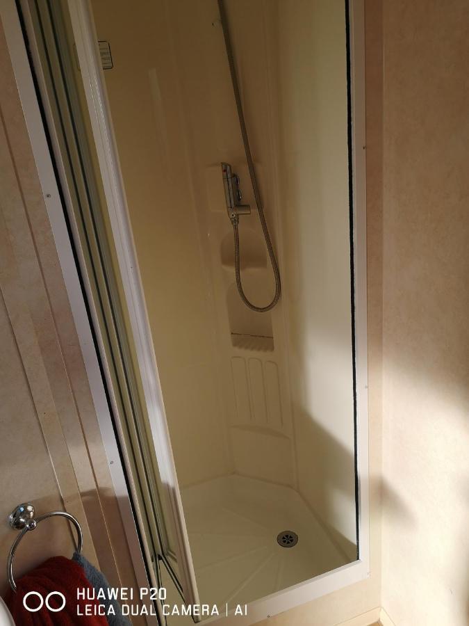 Lovely 2-Bed Caravan In Walton On The Naze Buitenkant foto