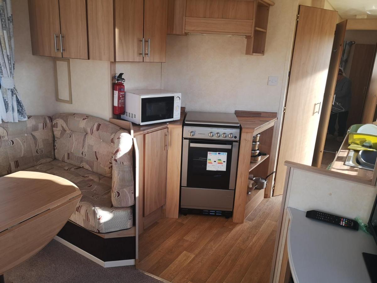 Lovely 2-Bed Caravan In Walton On The Naze Buitenkant foto