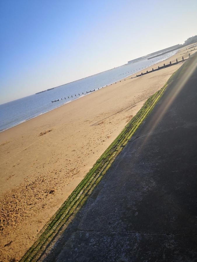 Lovely 2-Bed Caravan In Walton On The Naze Buitenkant foto