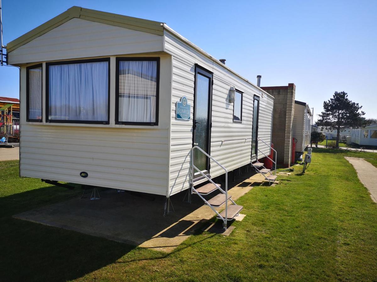 Lovely 2-Bed Caravan In Walton On The Naze Buitenkant foto