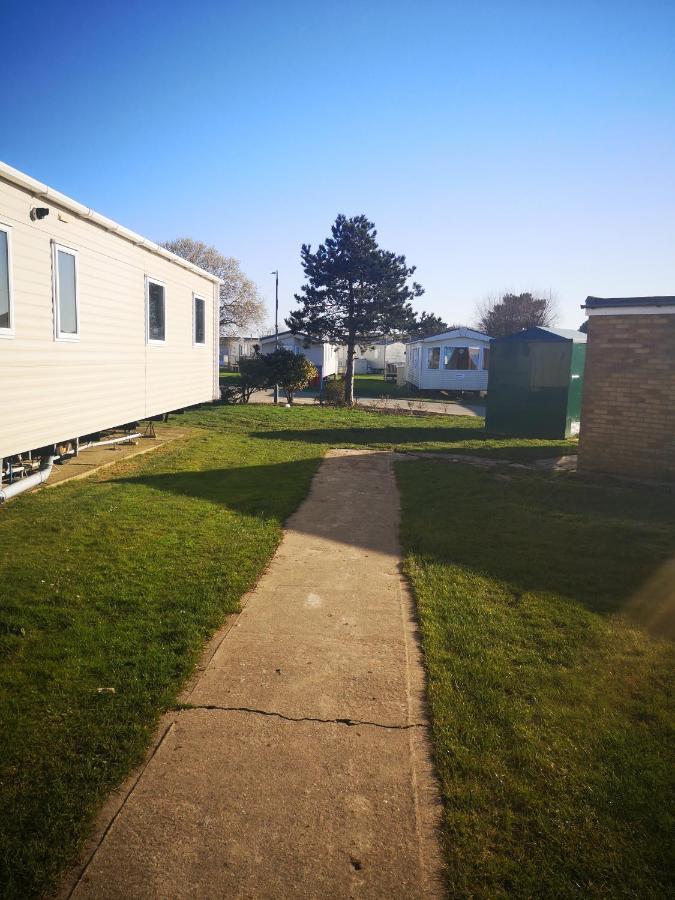 Lovely 2-Bed Caravan In Walton On The Naze Buitenkant foto